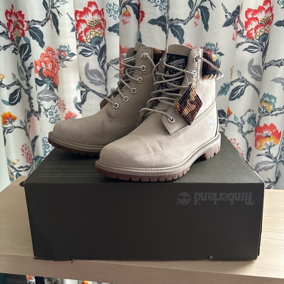 Timberland Women's Light Gray Boots with Patterned Collar - Picture 1 of 5